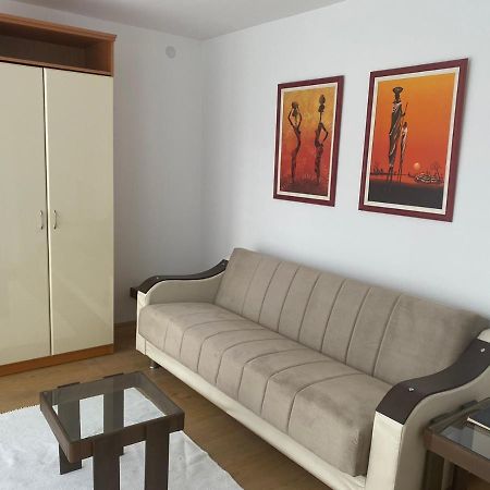 Sandra Nis Bagian luar foto