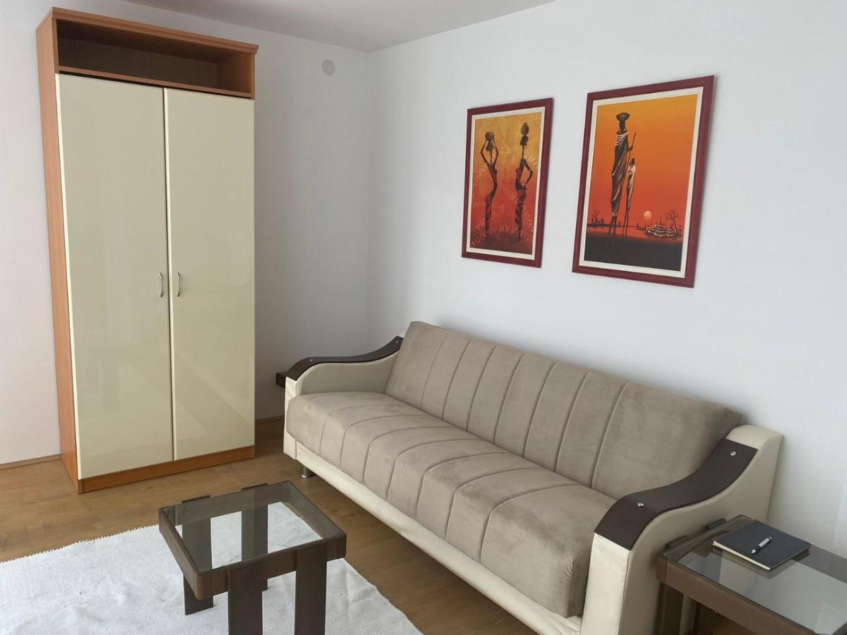 Sandra Nis Bagian luar foto