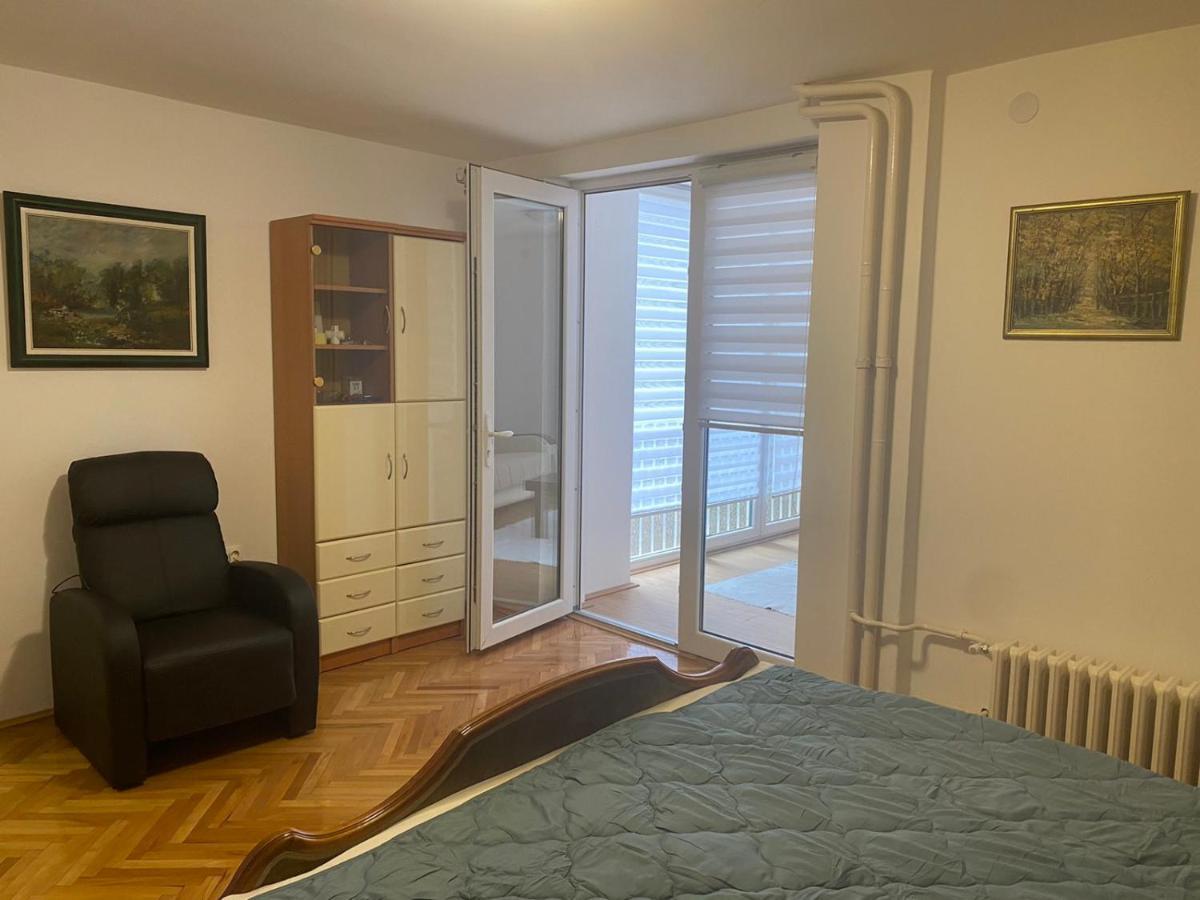 Sandra Nis Bagian luar foto